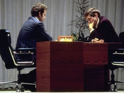 El americano Bobby Fischer ( d) y el sovi&eacute;tico Boris Spassky juegan la &uacute;ltima partida de su m&iacute;tico duelo en el Campeonato Mundial de Ajedrez en el complejo Laugardalur de Reikiavick ( Islandia) . 
