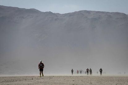 Participantes en el desierto peruano durante la quinta etapa del Marathon des Sables, entre Barlovento y Mendieta, en el desierto de Ica, el 3 de diciembre de 2017.