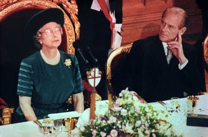 A rainha Elizabeth II, junto com seu marido, Philip de Edimburgo, durante a celebração do 40º de sua ascensão ao trono.