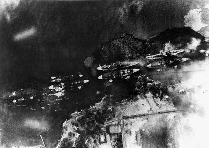 Varios buques arden a la altura de la Isla Ford, en Pearl Harbour, poco después del ataque japonés.