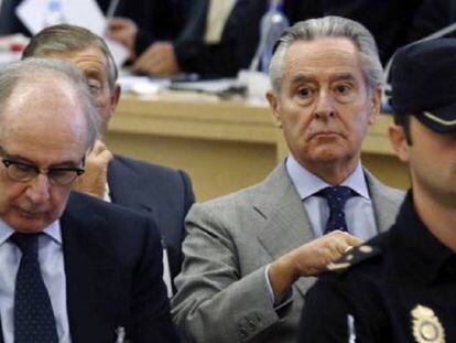 Los expresidentes de Caja Madrid Rodrigo Rato (izquierda) y Miguel Blesa, durante el juicio por las tarjetas 'black'.