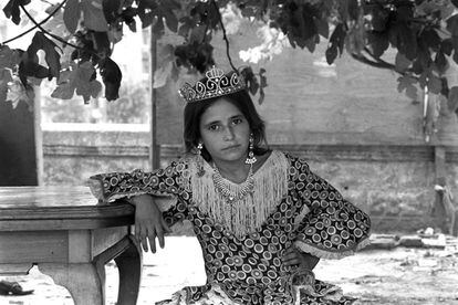 Una niña fotografiada por Esteve Lucerón en la puerta de su casa en el barrio de la Perona el 5 de agosto de 1982.