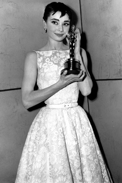 Audrey Hepburn fue la primera actriz en ganar un Oscar, un Globo de Oro y un BAFTA por el mismo papel. Para recoger su estatuilla por 'Vacaciones en Roma' en 1954 lució este diseño de Givenchy que ya ha pasado a la historia.