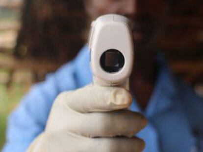 Control de temperatura en el centro de pacientes de Bo, Sierra Leona.