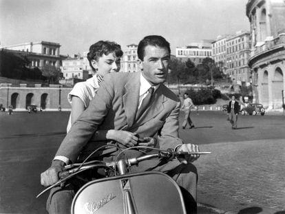 Audrey Hepburn y Gregory Peck en la secuencia de la escapada en Vespa de la película 'Vacaciones en Roma', dirigida por William Wyler.