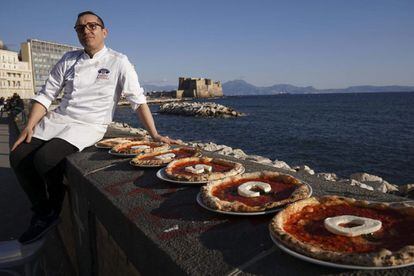 El chef italiano Gino Sorbillo muestra sus pizzas con las letras de la palabra Unesco en Nápoles, el 4 de marzo de 2016.