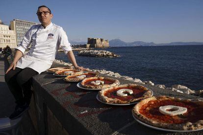 El chef italiano Gino Sorbillo muestra sus pizzas con las letras de la palabra Unesco en N&aacute;poles, el 4 de marzo de 2016. 