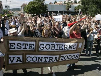 La protesta de los funcionarios cort&oacute; ayer una avenida de Santiago. 