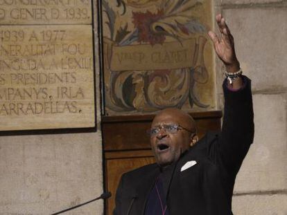 El arzobispo anglicano Desmond Tutu, ayer en el Palau de la Generalitat tras recibir el Premio Cataluña.