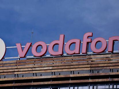 Imagen de un logotipo de Vodafone en Madrid.