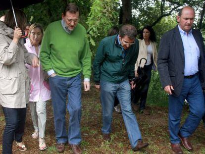 Mariano Rajoy, durante un paseo veraniego con Ana Pastor y Alberto N&uacute;&ntilde;ez Feij&oacute;o, el a&ntilde;o pasado.