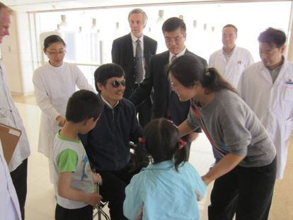 Chen Guangcheng saluda a su esposa y sus hijos.