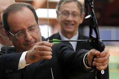 El presidente franc&eacute;s Fran&ccedil;ois Hollande practica con el arco durante su visita al Instituto Nacional F&iacute;sico y de Educaci&oacute;n 