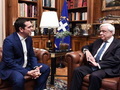 El primer ministro griego, Alexis Tsipras (i), y el presidente Prokopis Pavlópulos, este lunes en el palacio presidencial de Atenas.