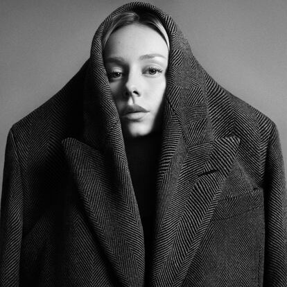 Septiembre de 2023 - Seisón de fotos con la actriz Ester Expósito para el número Especial Moda Mujer Octubre 2023 EPS - ©Txema Yeste    ----PIEFOTO----    La actriz Ester Expósito, con abrigo gris de algodón de Acne Studios.