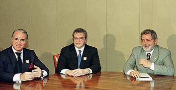 El presidente de Portugal Telecom, Miguel Horta (izquierda), y el de Telefónica, César Alierta (centro), con el presidente Lula en Brasilia en enero pasado.