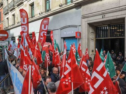 Protesta sindical ante la sede de la Cecabank en Madrid el pasado mes de octubre. 