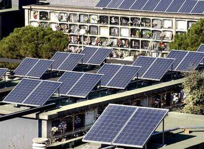 Paneles solares en el cementerio de Santa Coloma de Gramenet.