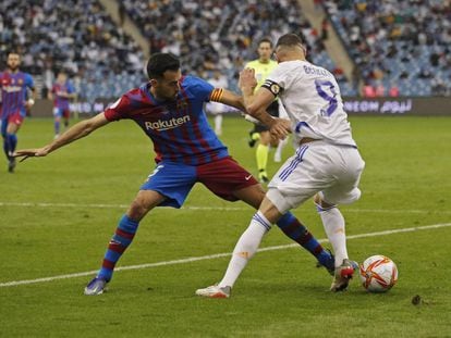 Sergio Busquets disputa la pilota amb Karim Benzema.