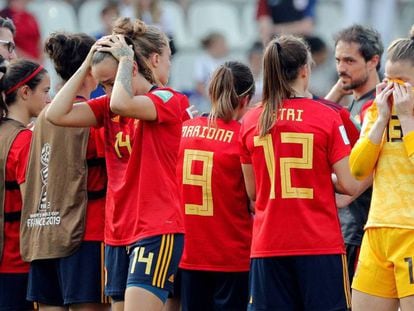 Las jugadoras españolas se lamentan tras su derrota. En vídeo, declaraciones de Jorge Vilda, seleccionador español femenino de fútbol.