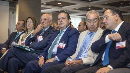Representantes de la Asociación Valenciana de Empresarios (AVE) durante la presentación de la revisión de la obras del Corredor Mediterráneo. 