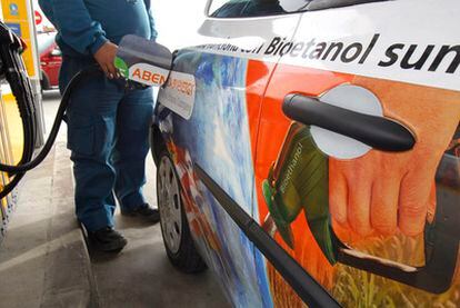 Un conductor reposta combustible en un autonóvil de bioetanol.
