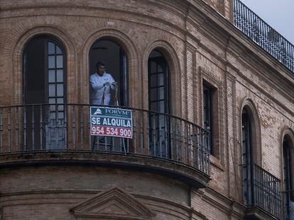 Anuncio de alquiler en un piso del centro de Sevilla, el pasado noviembre.