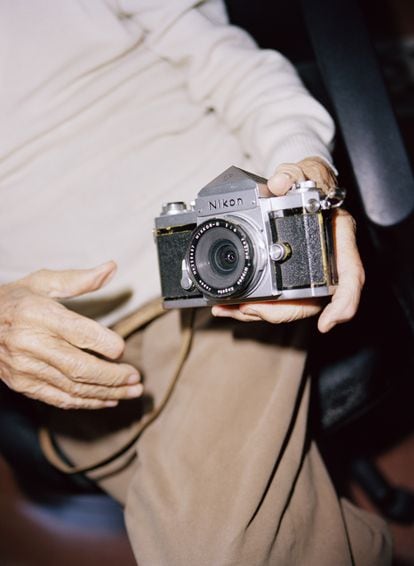 La mano di Paolo di Paolo che tiene la sua macchina fotografica.