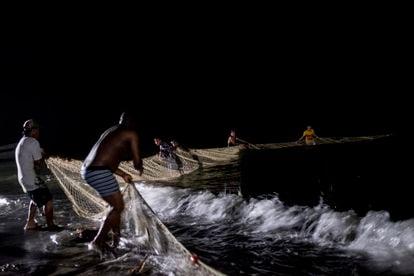 Colombian fishermen support migrants with food. 