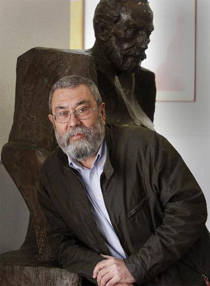 Cándido Méndez posa junto a una escultura de Pablo Iglesias, fundador de UGT.
