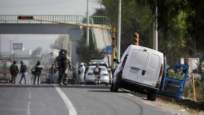 Oficiales del escuadrón de bombas del ejército se acercan a un vehículo sospechoso en el perímetro de la prisión de Tula luego de que un presunto grupo criminal irrumpió en la prisión para liberar a nueve reclusos.