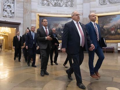 Un grupo de congresistas republicanos camina hacia el Senado de Estados Unidos para entregar los cargos para el juicio político contra el secretario de Segurida Nacional, Alejandro Mayorkas.