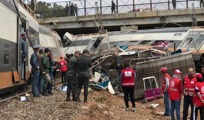 Varios trabajadores de emergencias llegan a la zona del accidente de tren en la localidad de Sidi Bouknadel, en Marruecos.