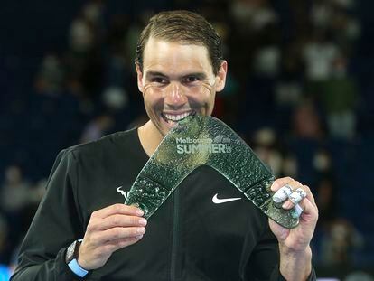 Nadal muerde el trofeo de campeón del ATP 250 de Melbourne, este domingo en la ciudad australiana.