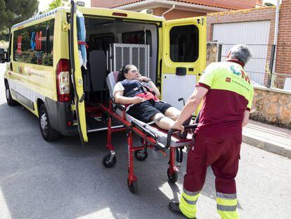 La ambulancia recoge a Ana Thompson en su casa de Pelayos de la Presa, el pasado viernes.