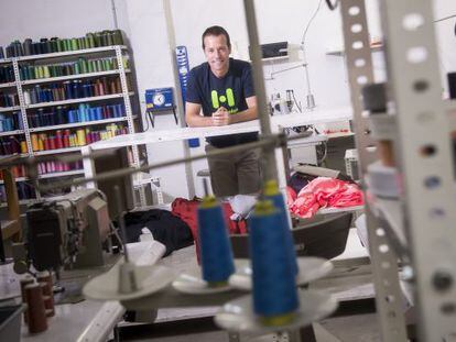 Miquel Armengol, fundador de Punt Volat, en su taller de Terrassa.
