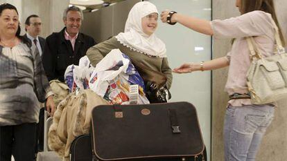 Sara es recibida por su familia española en el aeropuerto de Barajas.