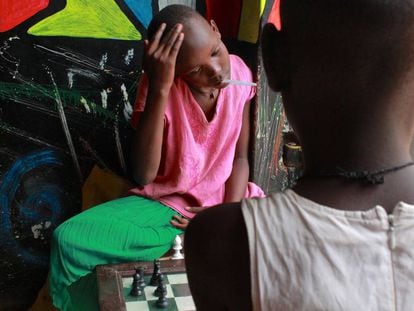 Dos niñas juegan al ajedrez en Katwe, barrio chabolista de Uganda.
