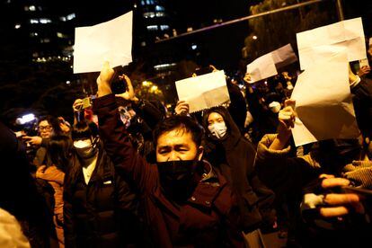 Sosteniendo folios en blanco, que se han convertido en el símbolo de estas protestas, y al grito de “¡Queremos libertad!”, “¡Abrid China!”, cientos de personas se congregan en Pekín, este domingo. 