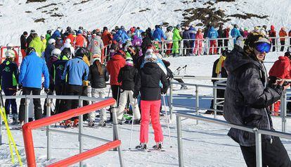 Cola de esquiadores en la estaci&oacute;n de Baqueira Beret, en el Val d&#039;Aran. 