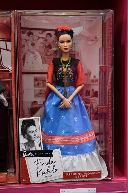 Muñeca de Frida Kahlo de la colección Inspiring Women Series de Barbie.