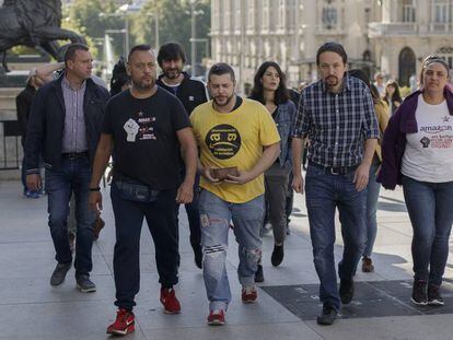 Pablo Iglesias junto a trabajadores de Amazon, en Madrid. En vídeo, el secretario general de Podemos.