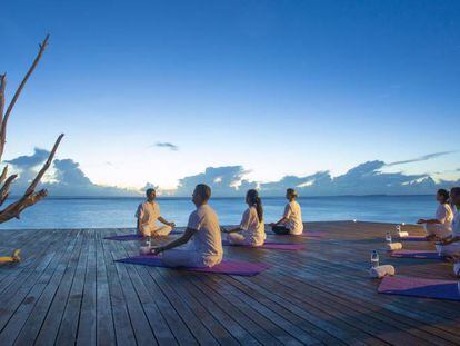 Sesión de yoga en Maldivas.