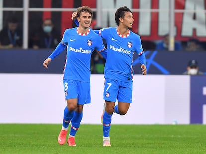 Griezman y João Félix celebran el gol del primero que suponía el empate a uno en el Milan-Atlético (1-2) disputado el martes en San Siro.  REUTERS/Daniele Mascolo