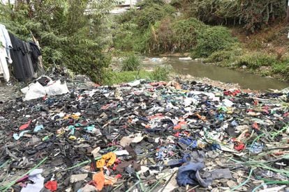 Prendas usadas inservibles procedentes del mercado de ropa de segunda mano de Gikomba están depositadas en las orillas del río Nairobi, el pasado 16 de septiembre.