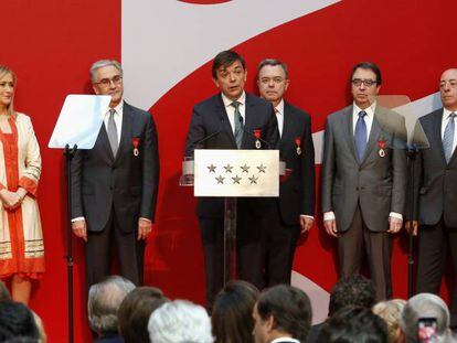 La presidenta regional Cristina Cifuentes con los seis rectores madrileños.