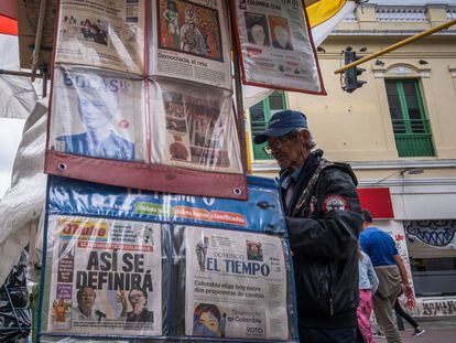 Un hombre en un puesto de periódicos en Bogotá (Colombia), en junio de 2022.