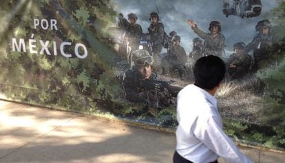 Valla que que rodeaba un monumento a las víctimas del narcotráfico en México.