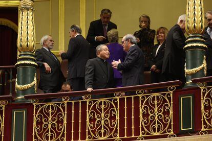 Bernardito Auza, nuncio del Vaticano en España, y Ángel Gabilondo, charlan en la tribuna de invitados del Congreso de los Diputados. 