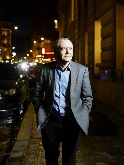 El pensador, sociólogo y escritor francés Gilles Lipovetsky, pasea por una calle de París después de la entrevista.